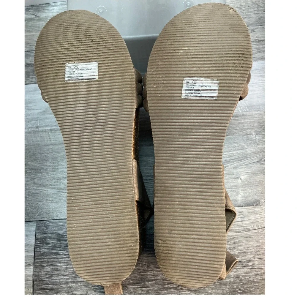 Maurices Cami Comfort Wedge Sandals Taupe Brown Puffy Strap Slingback 10M
